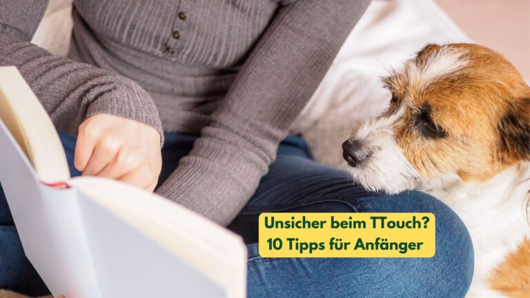 Eine Frau zeigt Ihrem Hund Tellington TTouch in einem Buch